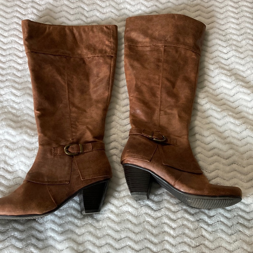Size 6 1/2 heeled boots